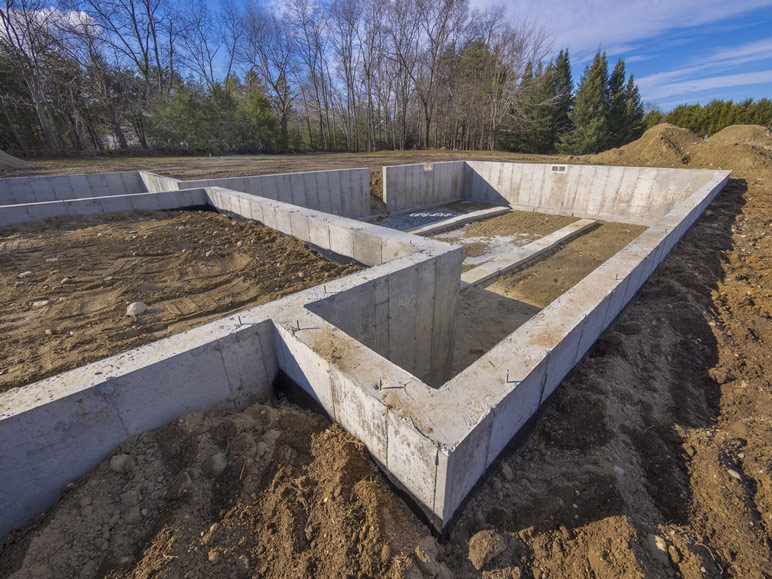 Ławowy fundament pod dom szkieletowy.